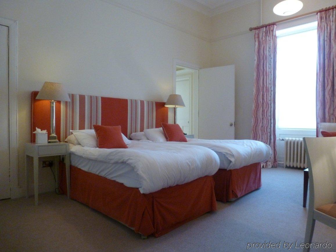 Royal Overseas League Hotel Единбург Номер фото
