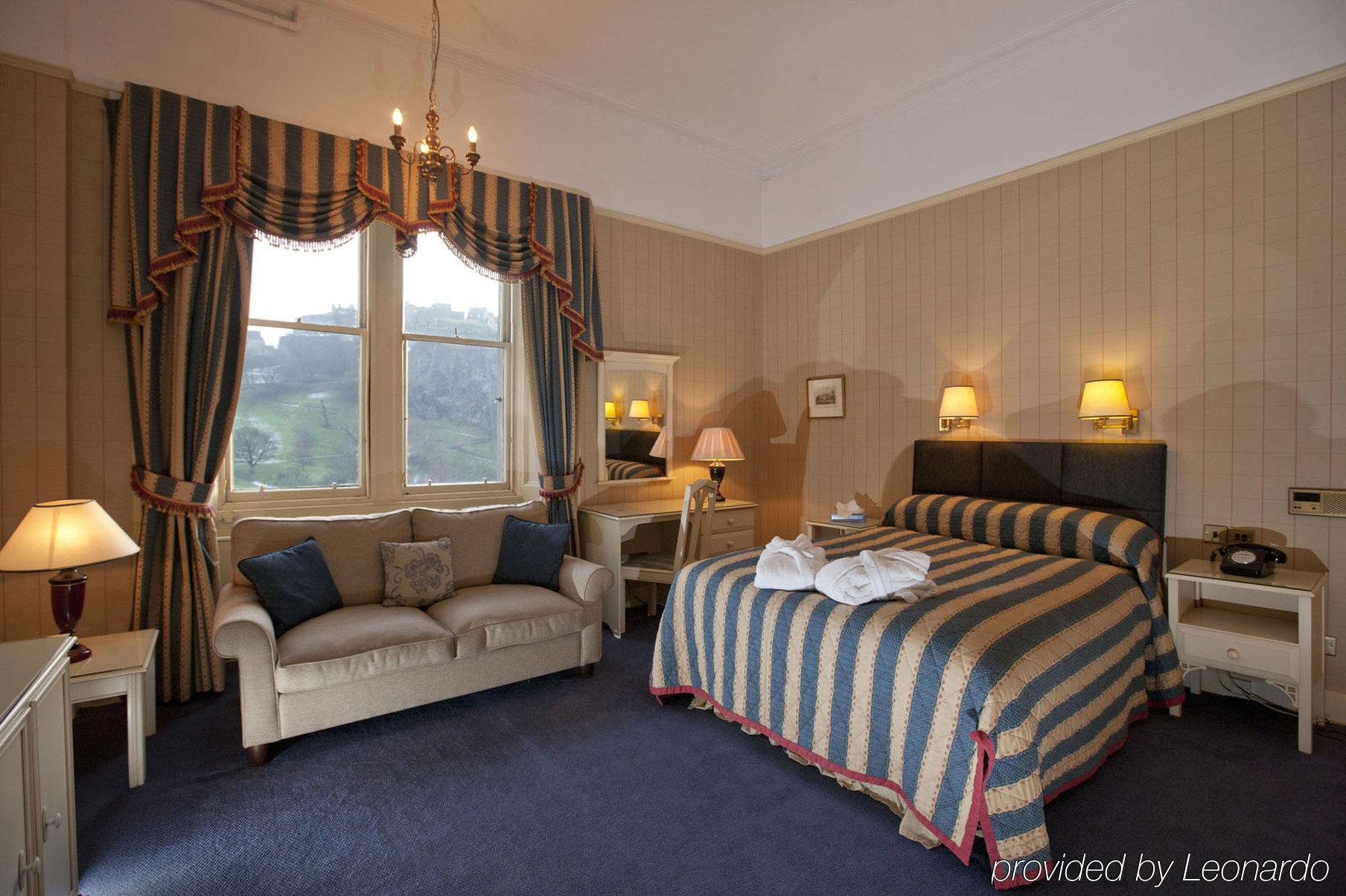 Royal Overseas League Hotel Единбург Номер фото